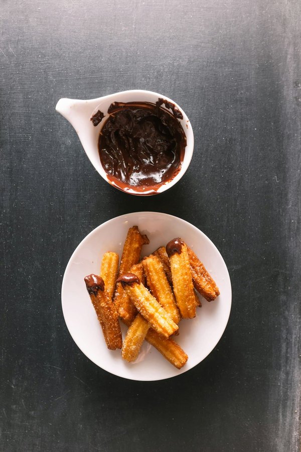 Come fare dei churros spagnoli croccanti con una cioccolata calda cremosa?