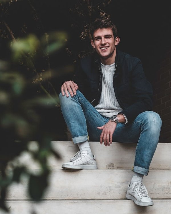 Come utilizzare gli accessori per valorizzare outfit semplici?