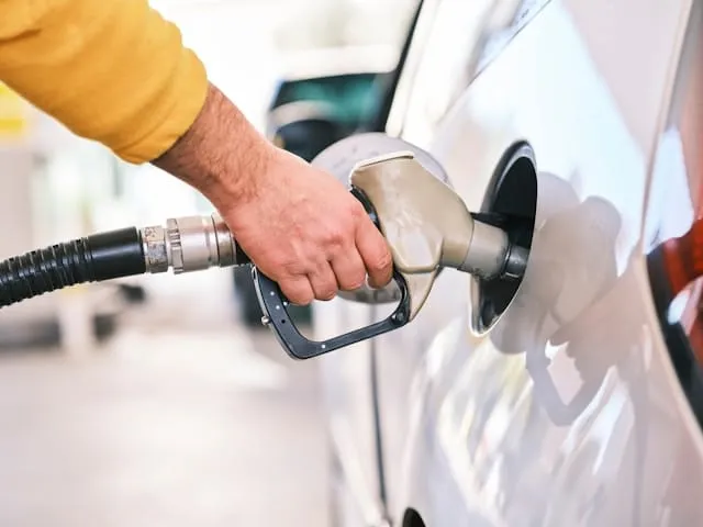 In che modo l'installazione di un sistema di controllo della velocità adattivo può influenzare il consumo di carburante in una berlina?