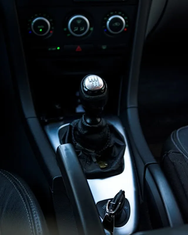 Come si può aumentare la sicurezza nell'uso del cruise control in una zona montagnosa?